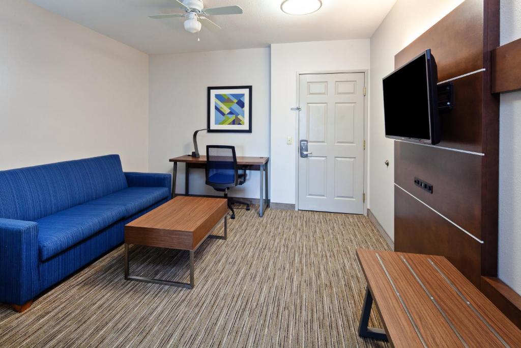 TV a/nebo společenská místnost v ubytování Holiday Inn Express & Suites Rancho Mirage - Palm Spgs Area by IHG