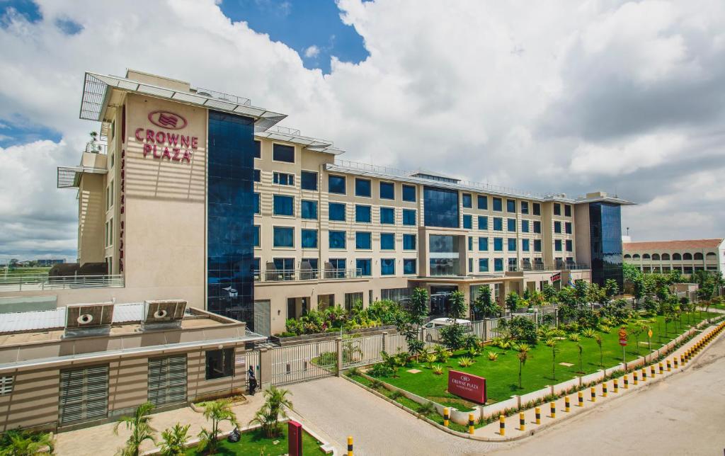 um grande edifício com um parque em frente em Crowne Plaza Nairobi Airport, an IHG Hotel em Nairobi