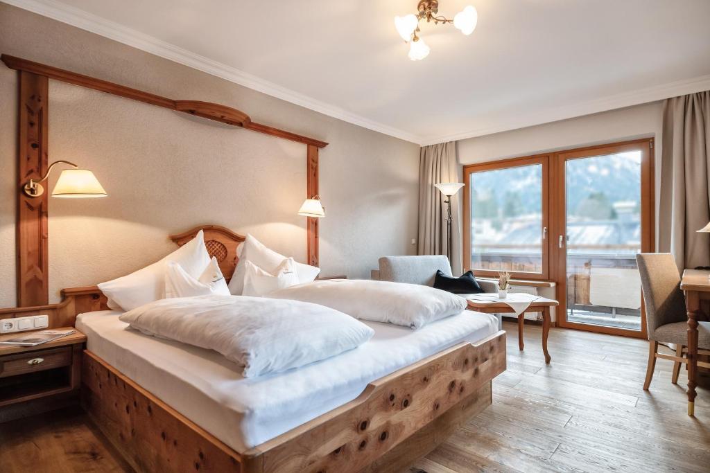 Postel nebo postele na pokoji v ubytování Sonnenhof Genusshotel & Appartements