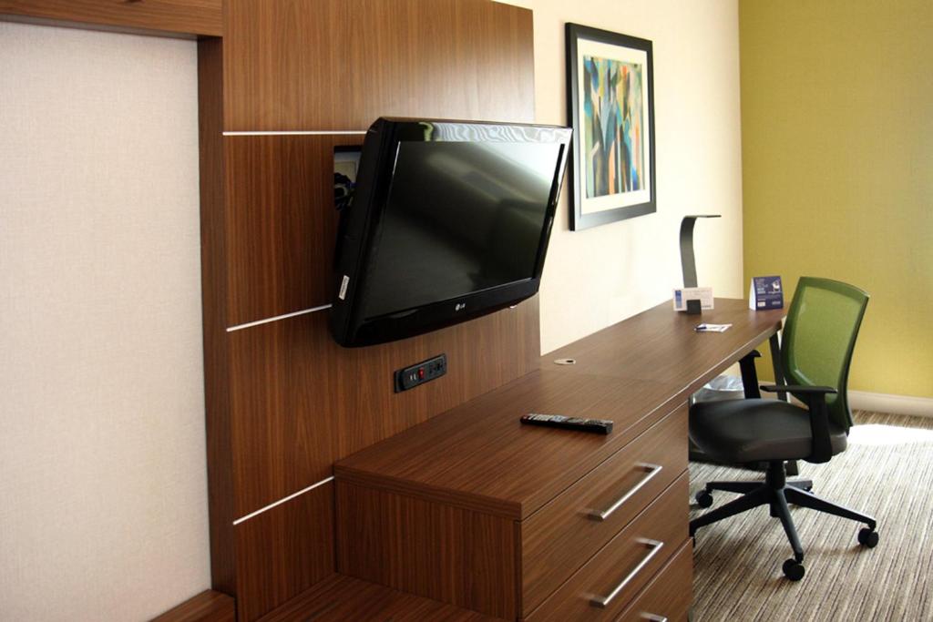 Holiday Inn Express Branford-New Haven, an IHG Hotel - Room King Estándar Con Sofá Cama - No Fumadores