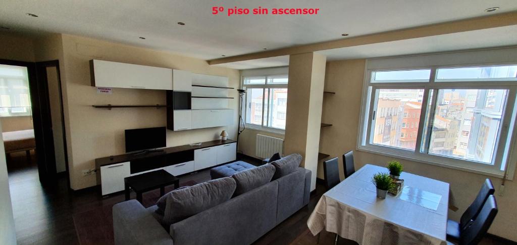 A television and/or entertainment centre at Coqueto apartamento de 2 habitaciones en zona estación tren