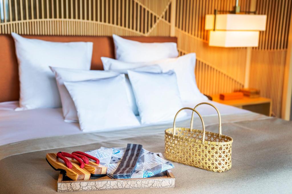 מיטה או מיטות בחדר ב-ANA InterContinental Beppu Resort & Spa, an IHG Hotel