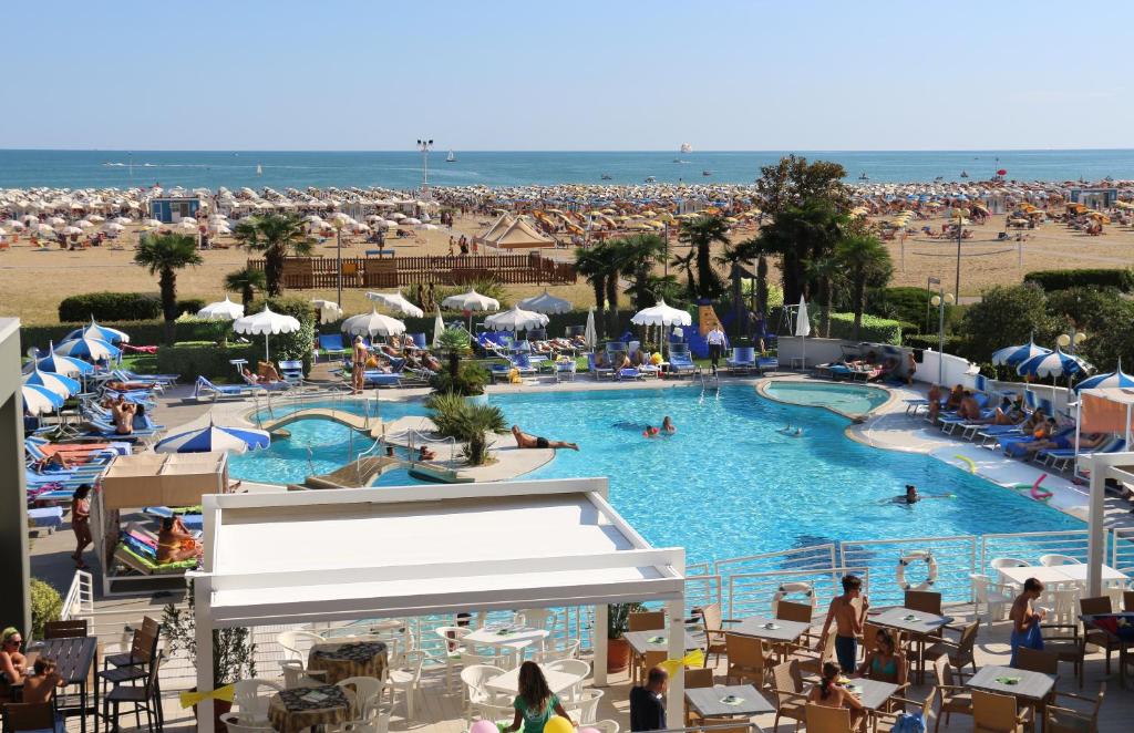 Vista de la piscina de Majestic Beach Hotel & Wellness o alrededores