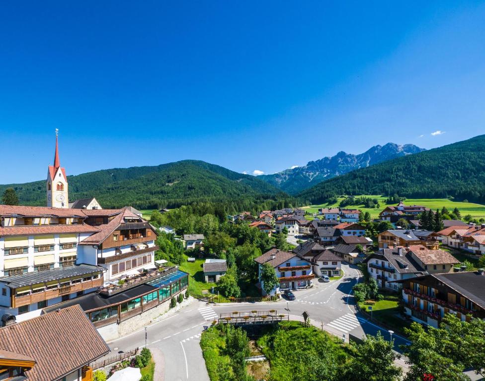 een luchtzicht op een klein stadje in de bergen bij Hotel Post - OlangCard included in Valdaora