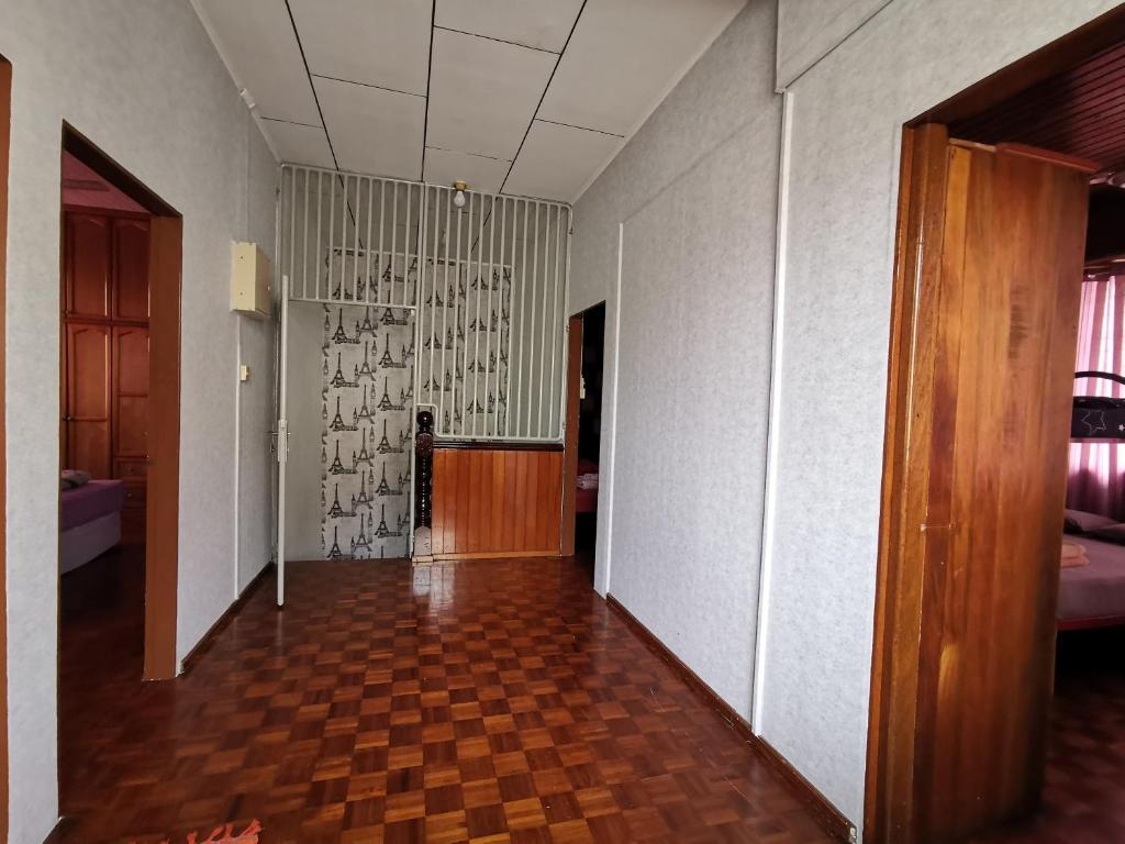 Postel nebo postele na pokoji v ubytování Shangrila House @ 香格里拉民宿