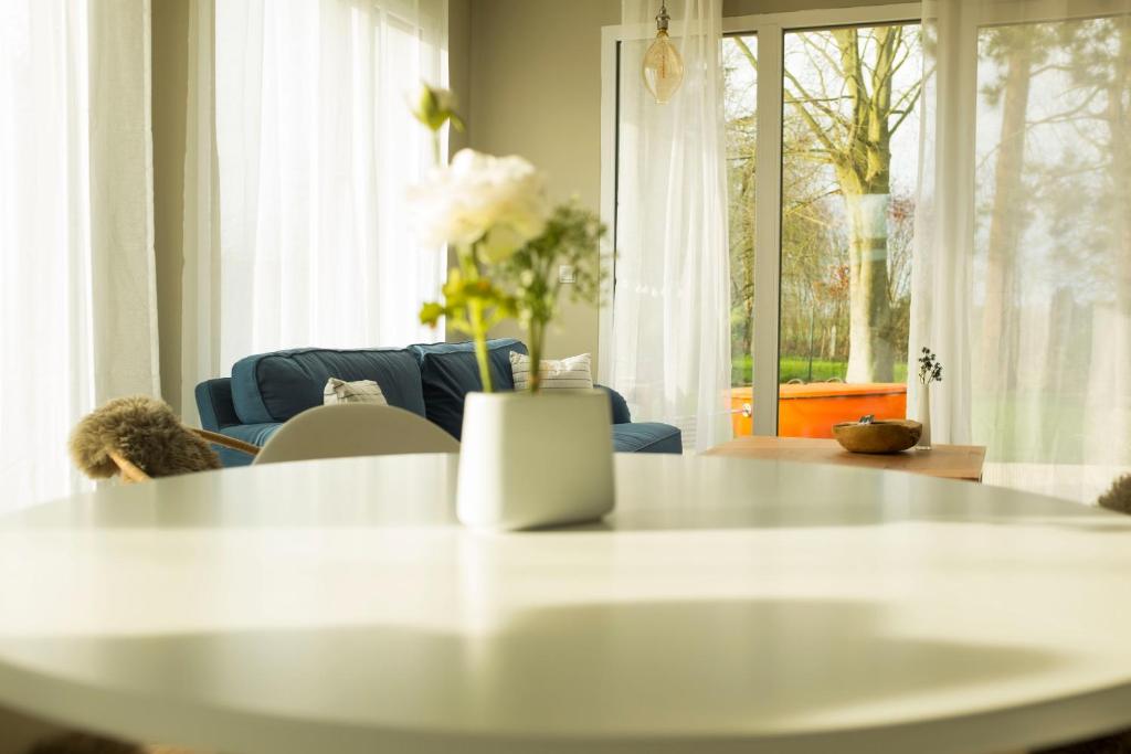 uma mesa branca numa sala de estar com um computador portátil em Lot Lodge Travemünde em Lübeck