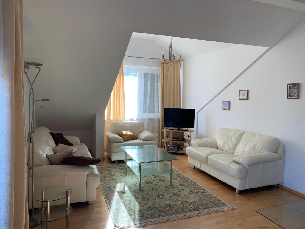 ein Wohnzimmer mit 2 Sofas und einem TV in der Unterkunft Ferienwohnung Elena in Oberstaufen