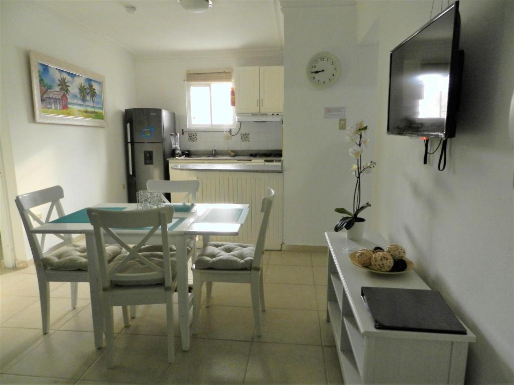 Kuchyň nebo kuchyňský kout v ubytování Karimar Beach Condo Hotel