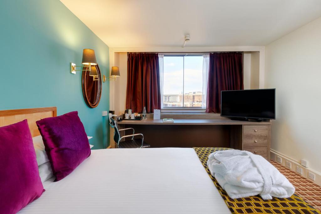 Postel nebo postele na pokoji v ubytování Copthorne Tara Hotel London Kensington