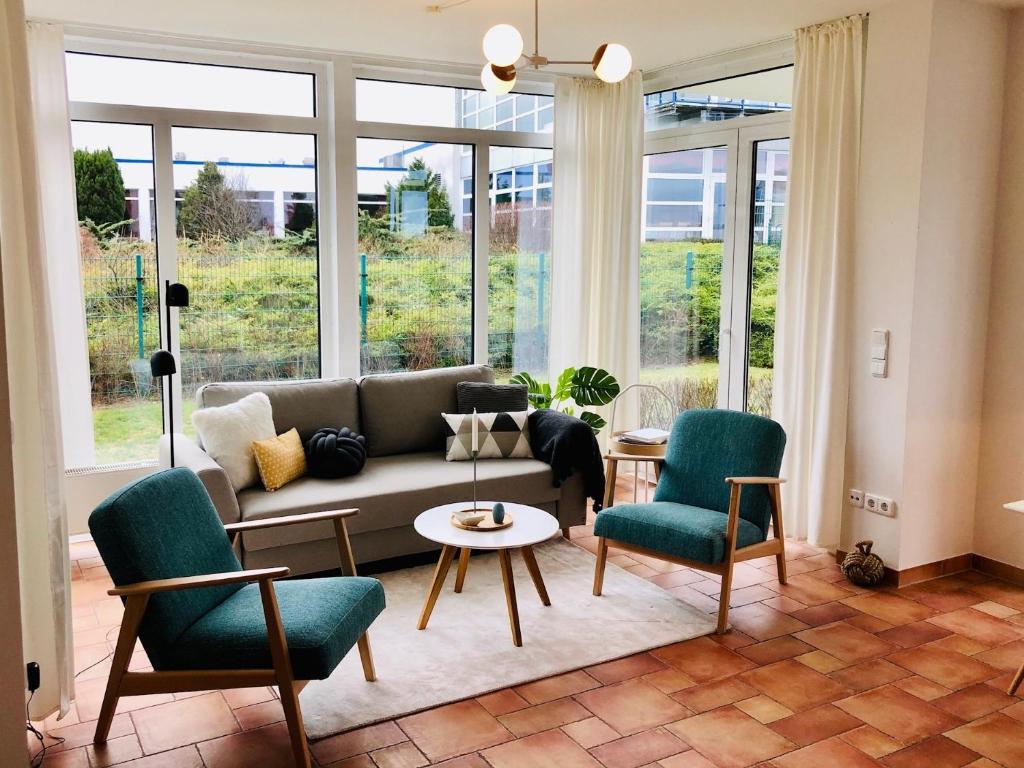 ein Wohnzimmer mit einem Sofa und 2 Stühlen in der Unterkunft Appartementanlage Residenz Am Yachthafen in Fulgen