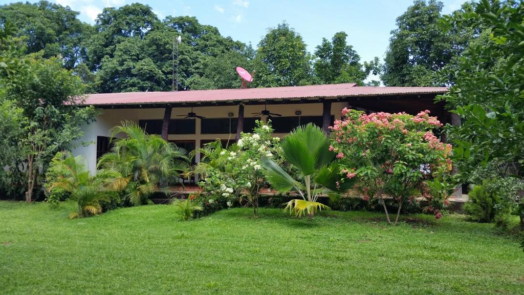 une maison avec un jardin en face dans l'établissement Los Cocos, Chinandega, à Chinandega