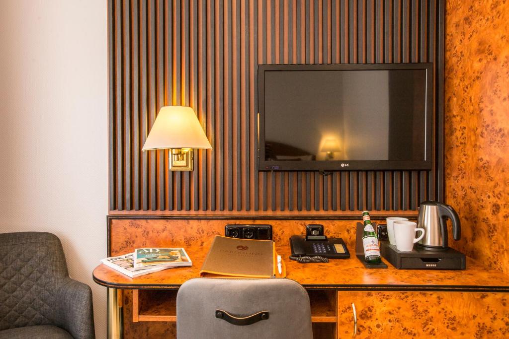 Příslušenství pro přípravu čaje a kávy v ubytování BARDOLINO Fine.Food.Hotel