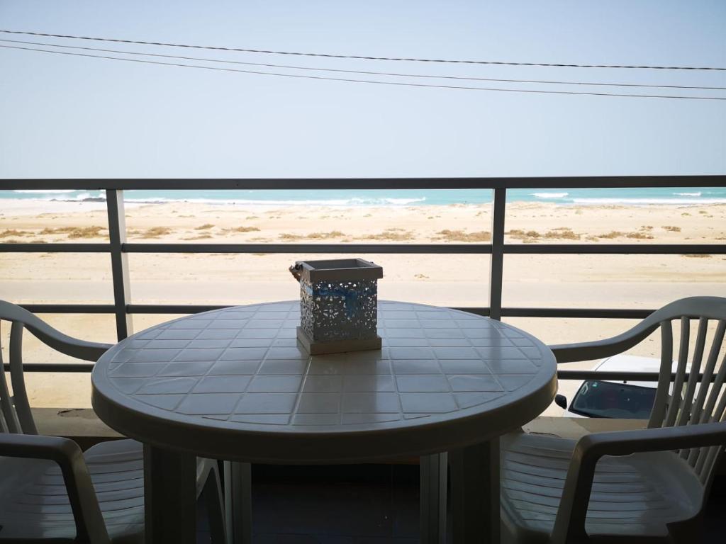 una mesa con una vela en la parte superior de una playa en Sal Rei apartaments, Boa Vista, free WI-FI en Sal Rei