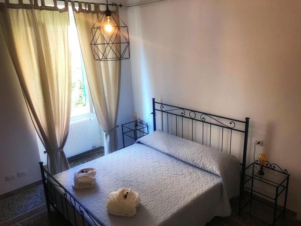 een slaapkamer met een bed met handdoeken en een raam bij CA’ DEL MARE in Bogliasco