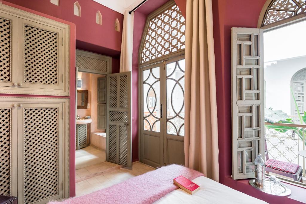 Postel nebo postele na pokoji v ubytování Riad Hissan