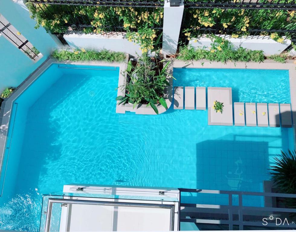 O vedere a piscinei de la sau din apropiere de Minh Phước Villa