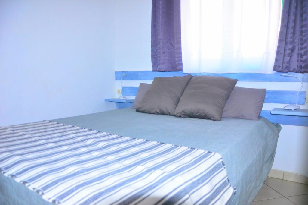 聖瑪麗亞的住宿－Cateresa Apartament，一间卧室配有带两个枕头的床和窗户