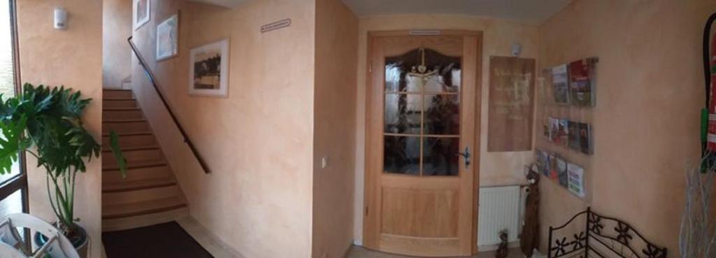 a hallway with a wooden door in a house at Pension &amp; Gasthaus Kattenstieg in Kattenstiegs-Mühle