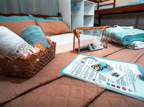 uma exibição de toalhas e uma cesta numa cama em Pousada da Bia em Penha