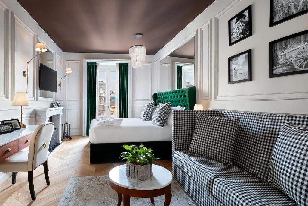 uma sala de estar com um sofá e uma cama em Matilde Boutique Hotel em Milão