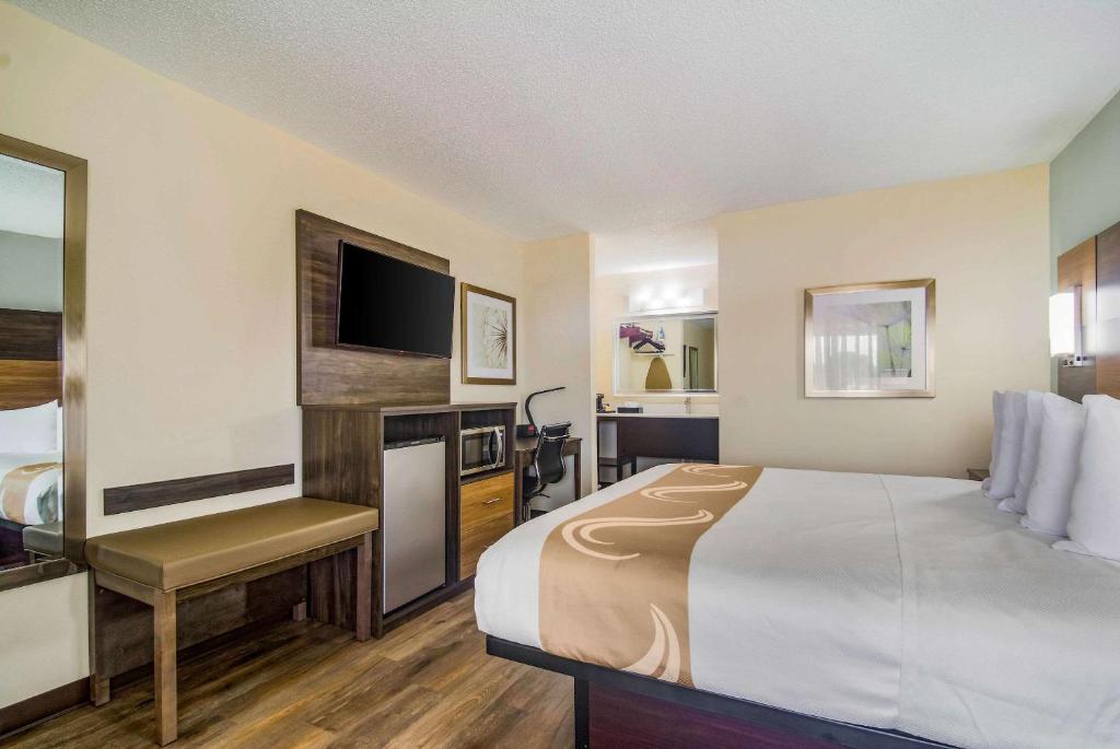 Quality Inn & Suites Lake City - King Room - Non-Smoking