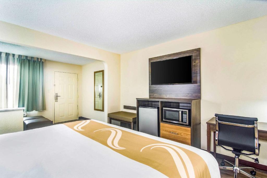 Quality Inn & Suites Lake City - King Suite - Non-Smoking
