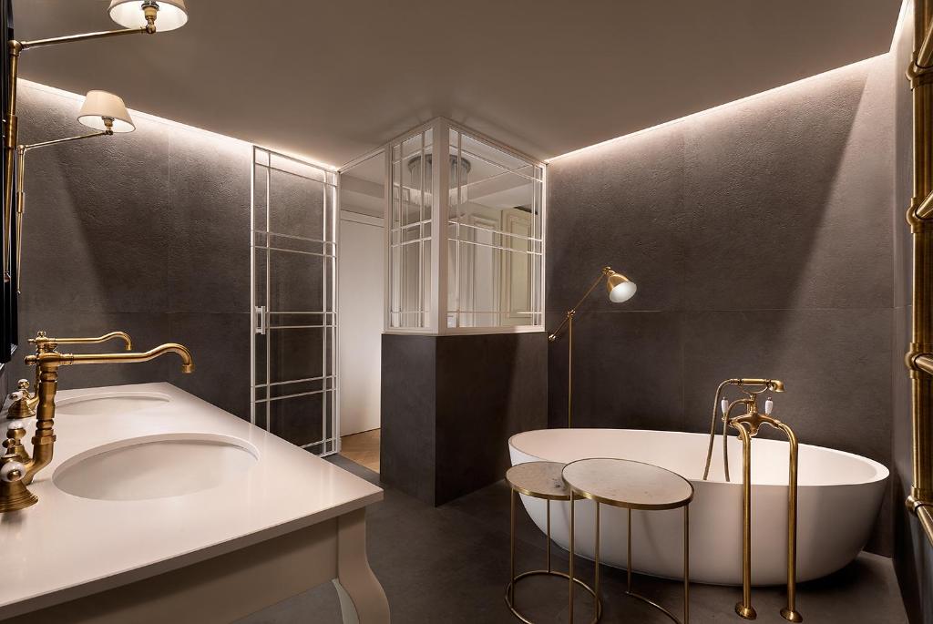 een badkamer met een bad en een wastafel bij Matilde Boutique Hotel in Milaan