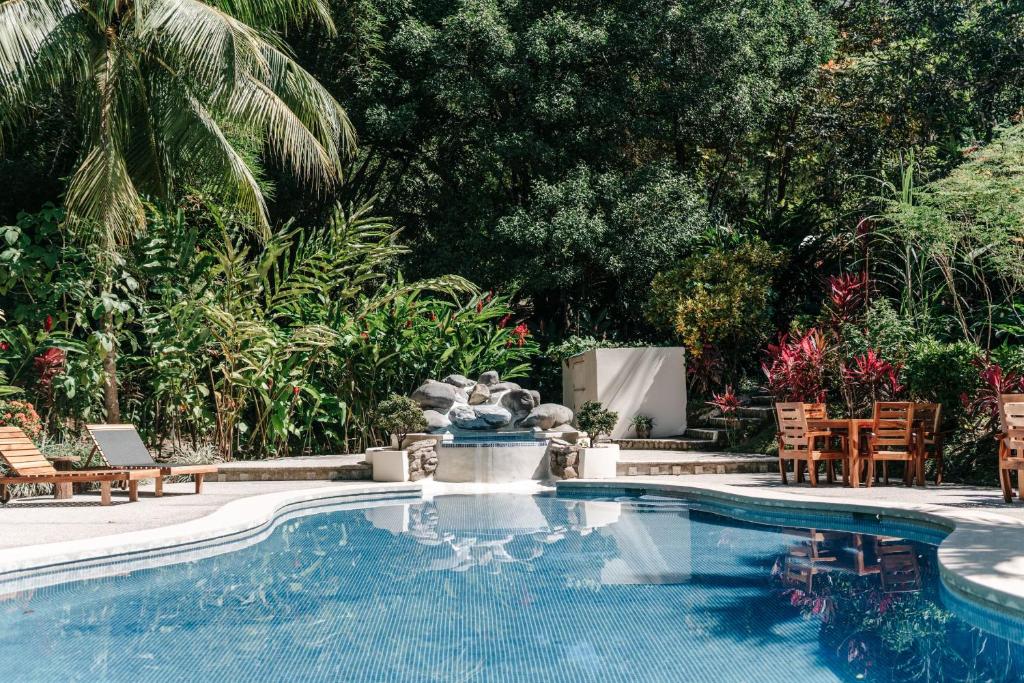 una piscina con una fuente en un patio en Star Mountain Jungle Lodge - Mal Pais, Santa Teresa, en Mal País