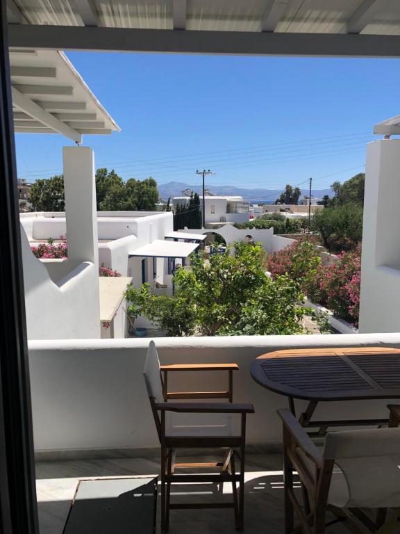Balkon lub taras w obiekcie CAELI PAROS by Kostas & Joanna Studios