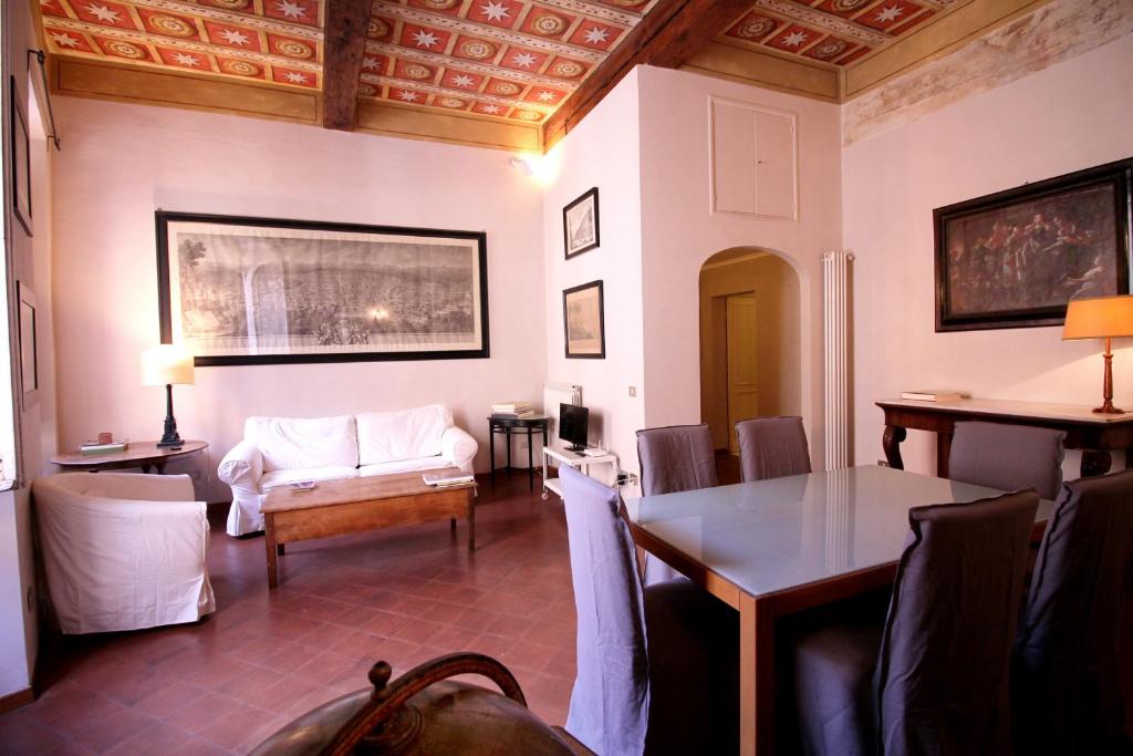 salon z kanapą i stołem w obiekcie Family 2BR Apartment in Via Giulia w Rzymie