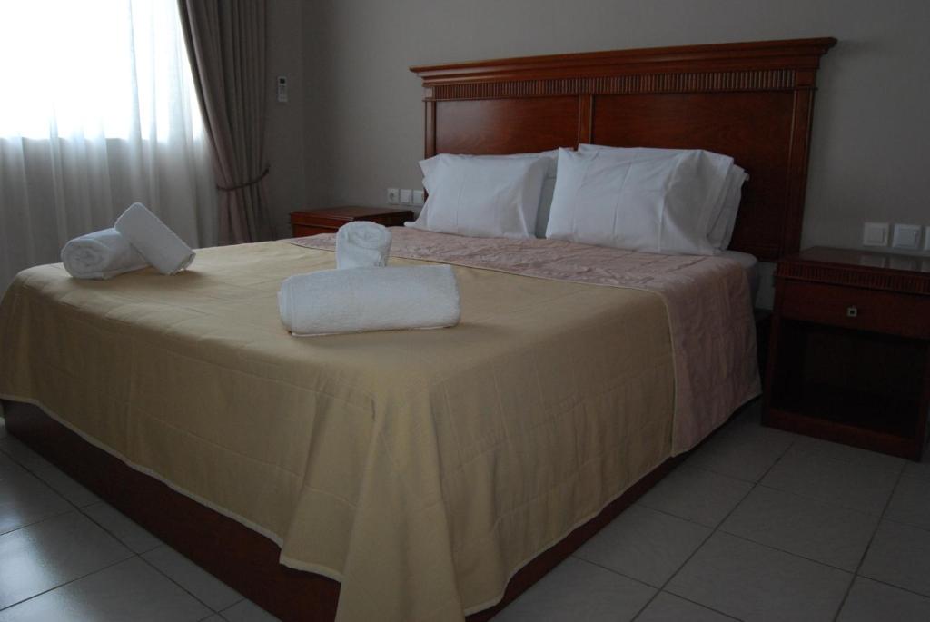 ein Schlafzimmer mit einem großen Bett mit zwei Handtüchern darauf in der Unterkunft Daniel's Apartment in Sarandë