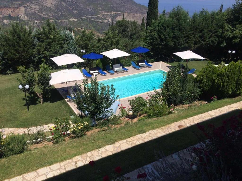 een luchtzicht op een zwembad met parasols bij THEA STUDIOS Eurostina in Pírgos