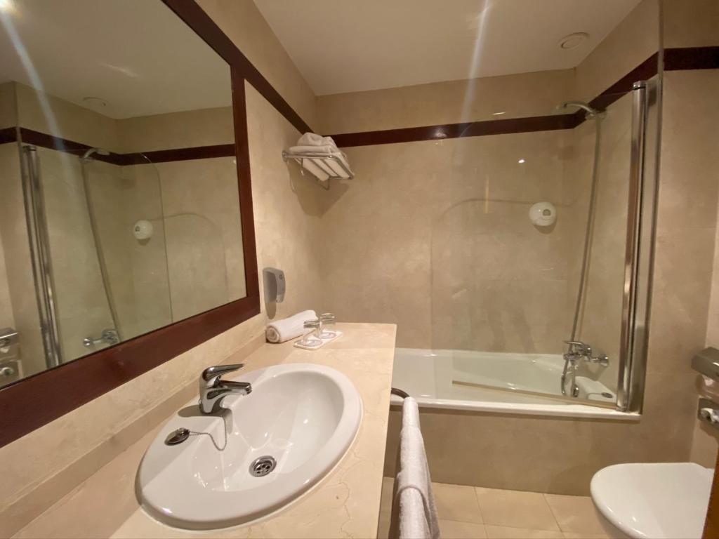 A bathroom at Hotel Alda Palacio Valdés