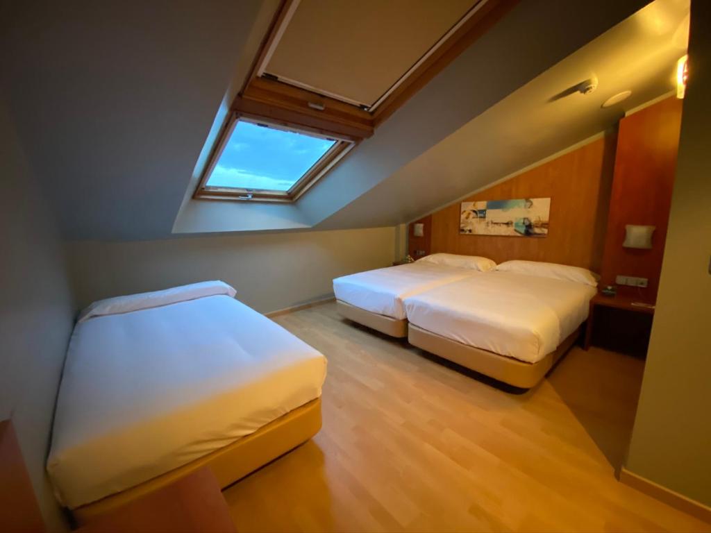 A bed or beds in a room at Hotel Alda Palacio Valdés