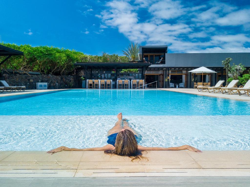 Bazén v ubytování Finch Bay Galapagos Hotel nebo v jeho okolí