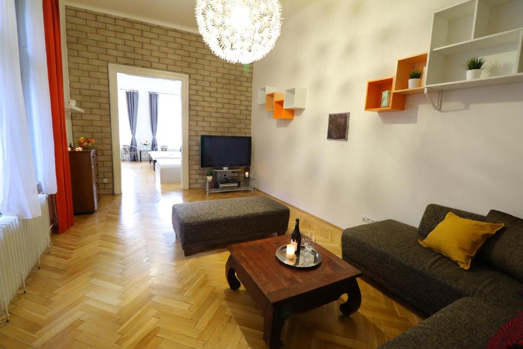 Apartment HVIEZDKO في براتيسلافا: غرفة معيشة مع أريكة وطاولة