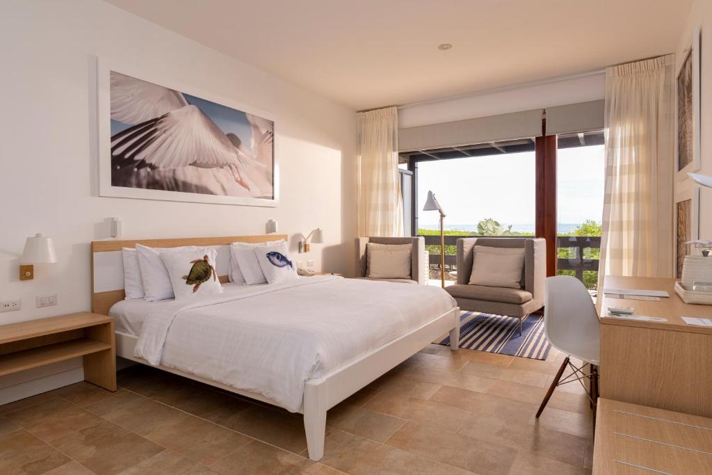 Postel nebo postele na pokoji v ubytování Finch Bay Galapagos Hotel
