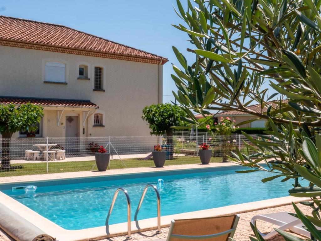 - une piscine en face d'une maison dans l'établissement Villa Calabrisella, à Lescure-dʼAlbigeois
