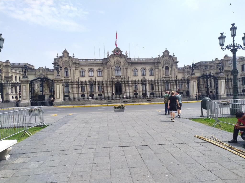 un grupo de personas caminando frente a un gran edificio en Susana´s Private Room with Breakfast - Miraflores, en Lima