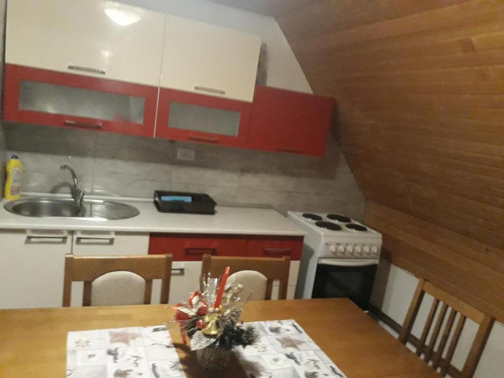 Een keuken of kitchenette bij Apartments Dora