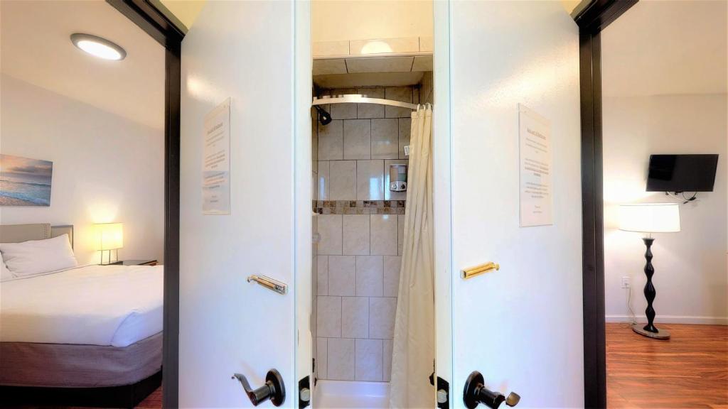 Postel nebo postele na pokoji v ubytování Anchor Pointe Inn