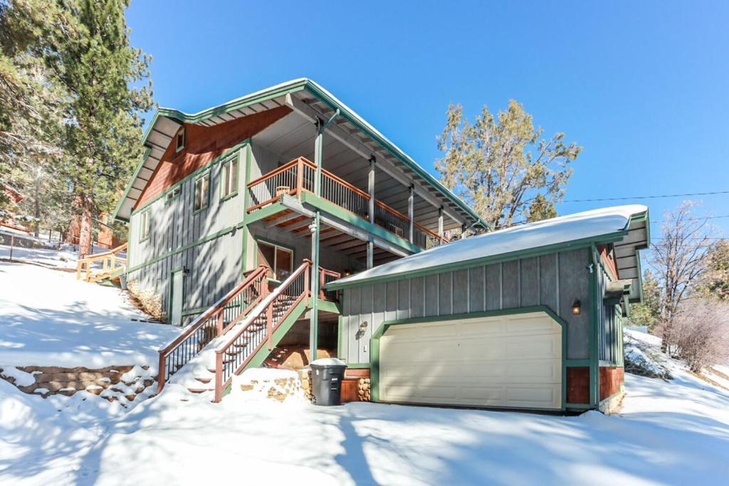 Vacation Home Moonridge Mountain Retreat1876 by Big Bear Vacations