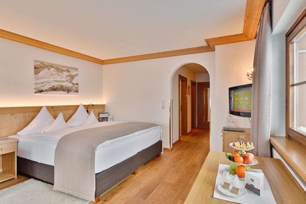 Postel nebo postele na pokoji v ubytování Hotel Enzian