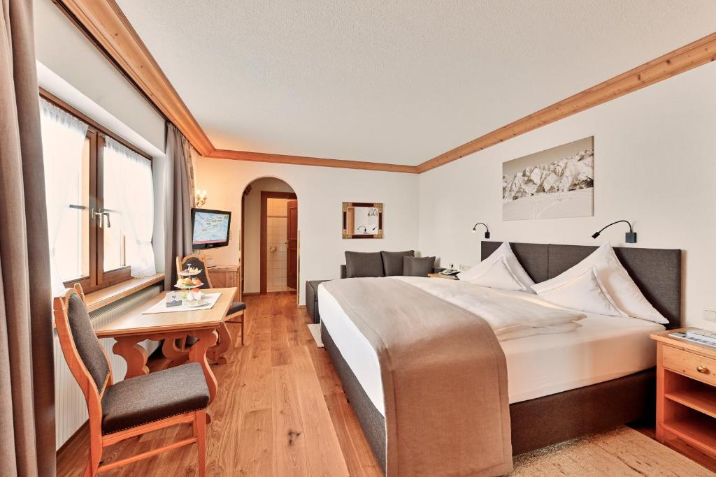 Postel nebo postele na pokoji v ubytování Hotel Enzian