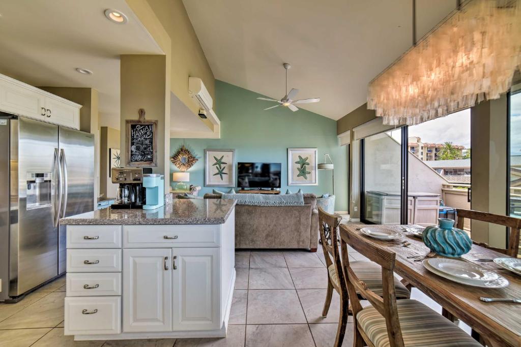 Kuchyň nebo kuchyňský kout v ubytování Ocean-View Kihei Condo with Pool Access!