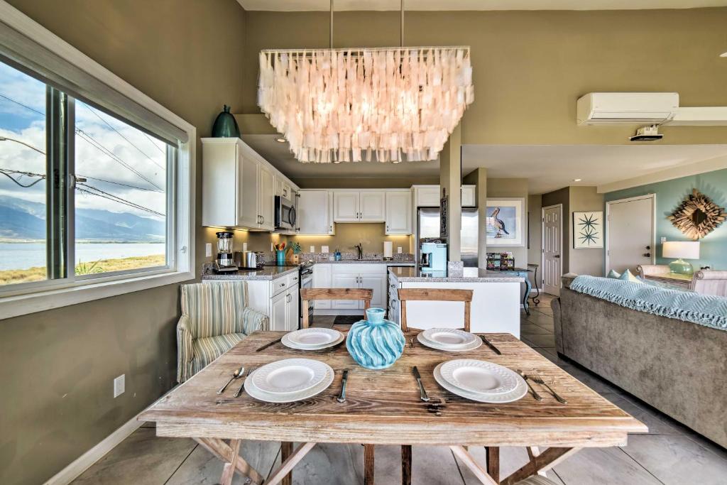 Posezení v ubytování Ocean-View Kihei Condo with Pool Access!