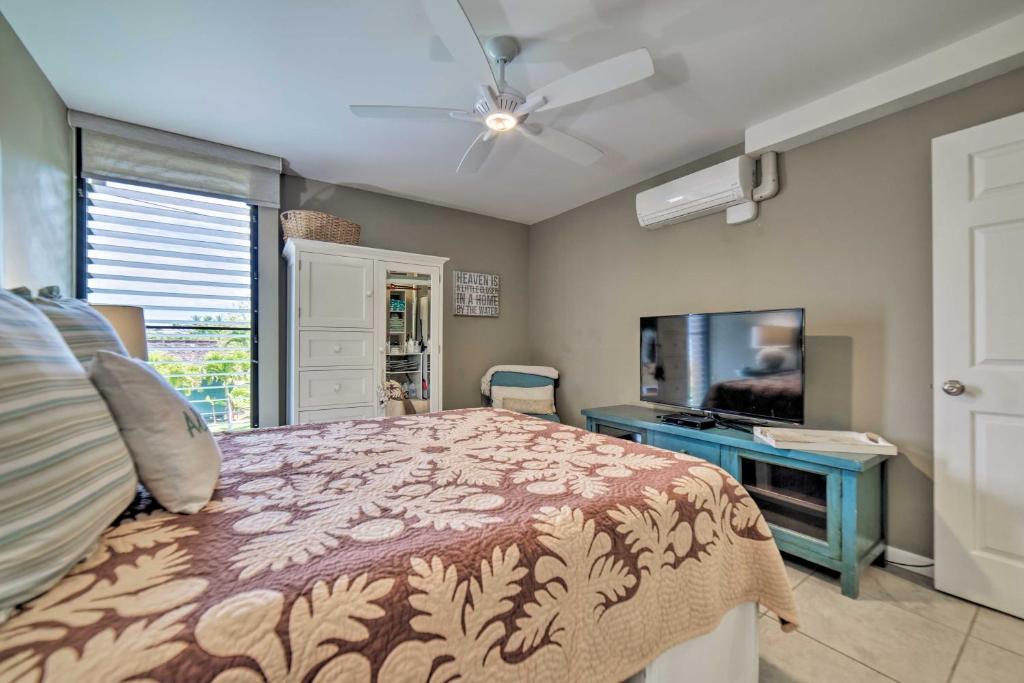 TV a/nebo společenská místnost v ubytování Ocean-View Kihei Condo with Pool Access!