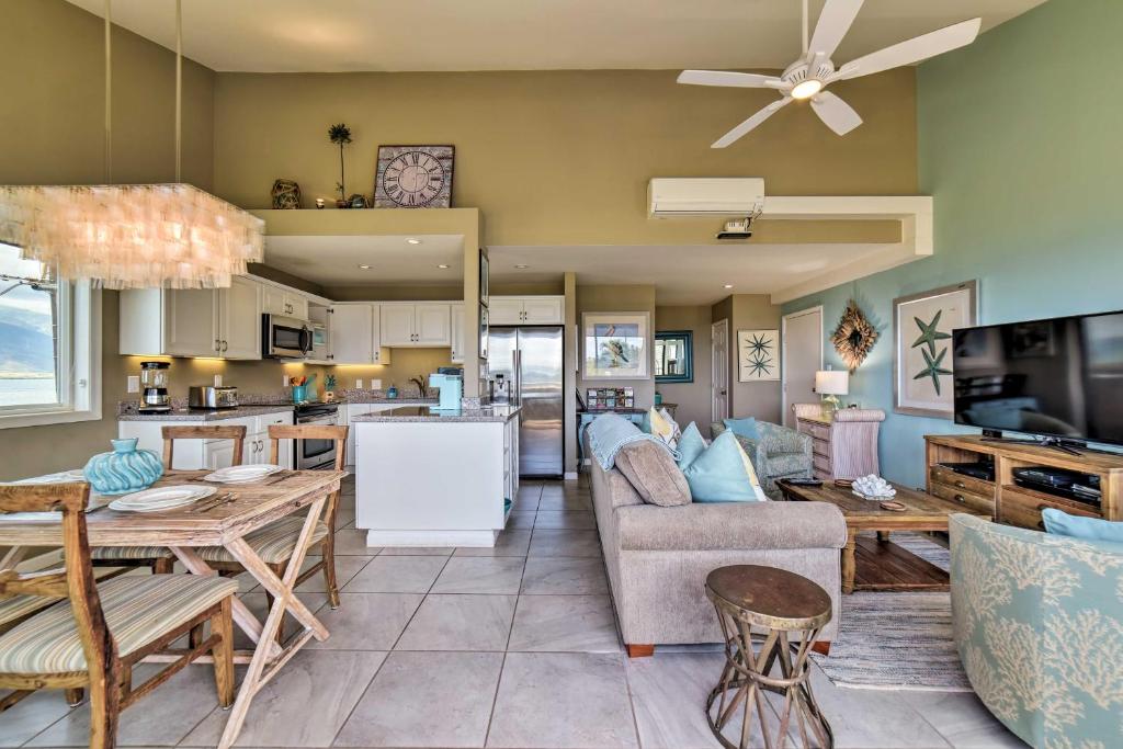 Posezení v ubytování Ocean-View Kihei Condo with Pool Access!