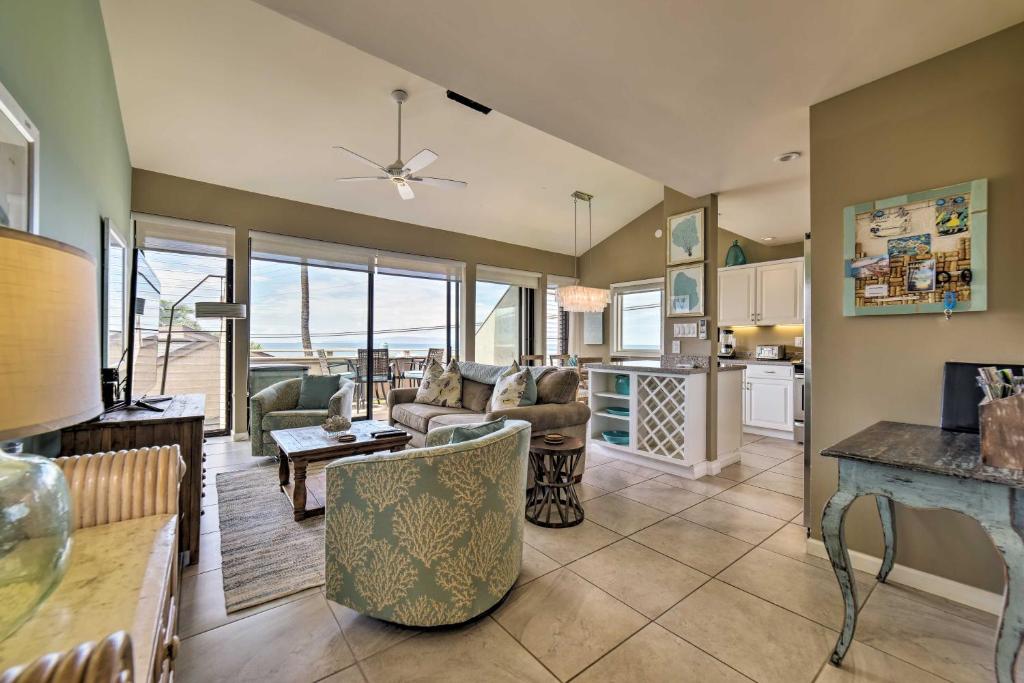 Posezení v ubytování Ocean-View Kihei Condo with Pool Access!