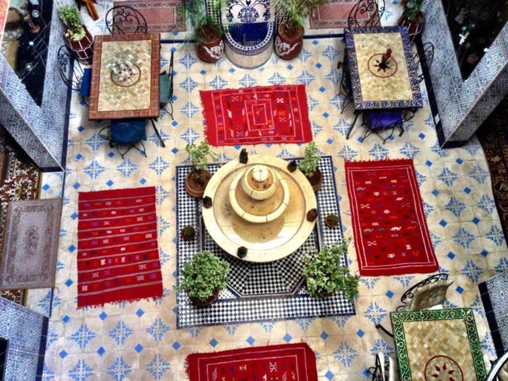 una mesa con una placa y plantas en ella en Riad MAHJOUBA MARRAKECH & SPA, en Marrakech